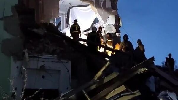 Khắc phục hậu quả vụ sập một phần lối vào tòa nhà chung cư tại Syzran - Sputnik Việt Nam