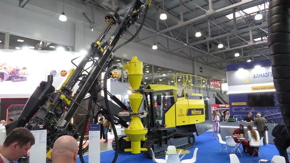 Giàn khoan lỗ nổ mìn Nitrox 60 cũng do Almazgeobur sản xuất - Sputnik Việt Nam