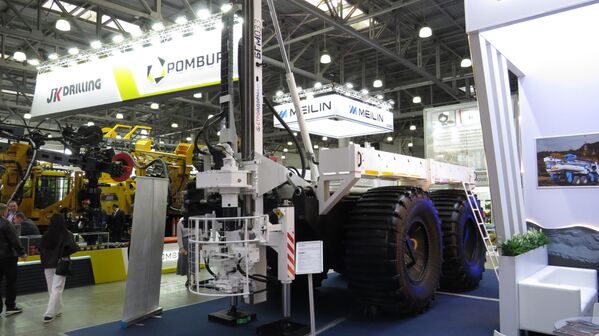 Giàn khoan thăm dò địa chất BGM-033 trên khung gầm xe địa hình chuyên dụng cho vùng đầm lầy của công ty Stroydormash (Vùng Sverdlovsk, khu vực phía Đông của dãy núi Ural, Nga) - Sputnik Việt Nam