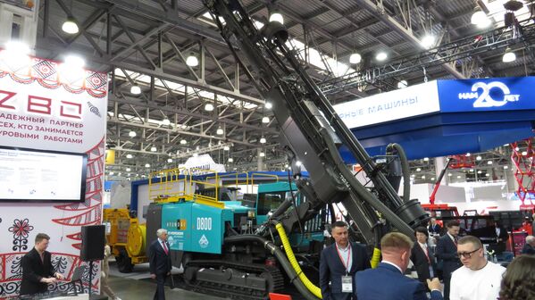 Giàn khoan khí nén HYUNDAI Everdigm D800 chuyên dụng cho khai thác mỏ lộ thiên (Hàn Quốc) được nhà phân phối tại Nga JSC Mining Machines giới thiệu. - Sputnik Việt Nam