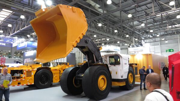 Xe vận chuyển và bốc dỡ ngầm UGHM UL-10 (loại xe xúc lật mỏ ngầm) được sản xuất tại Trung Quốc theo tiêu chuẩn của Nga - Sputnik Việt Nam