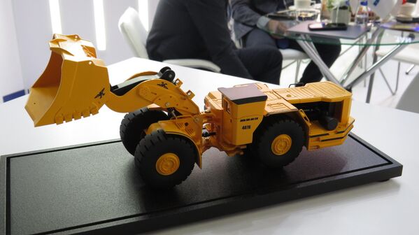 Mô hình thu nhỏ của xe vận chuyển, bốc dỡ chuyên dụng trong hầm MoAZ-4076 (Belarus) - Sputnik Việt Nam