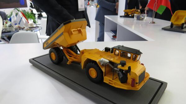 Mô hình của xe tải tự đổ hầm lò MoAZ-75830 (Belarus) - Sputnik Việt Nam