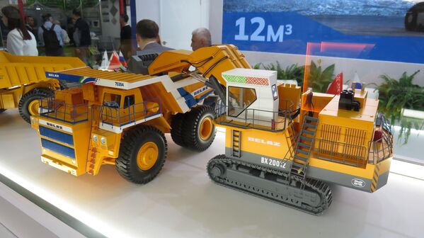 Mô hình của tổ hợp khai thác đá của hãng BELAZ huyền thoại. Máy xúc đào BX20012 với dung tích gầu 12 m³ và xe tải tự đổ 75304 với tải trọng 220 tấn (Belarus) - Sputnik Việt Nam