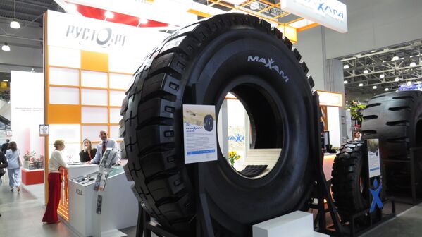 Lốp MAXAM MS 440 Pro chuyên dụng cho xe ben siêu trọng trong các môi trường khai thác đá và khoáng sản khắc nghiệt. Lốp xe kích thước 46/90 R57 có đường kính tổng thể khoảng 3,5 mét! - Sputnik Việt Nam
