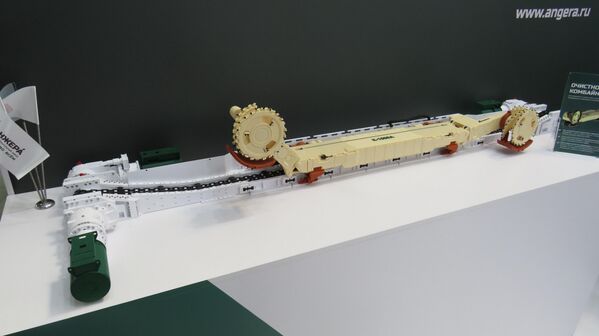 Mô hình của máy xúc lật K-1000A chuyên dụng để làm sạch và hỗ trợ sản xuất tại mỏ – một sản phẩm mới của nhà máy Anzheromash (thành phố Anzhero-Sudzhensk, vùng Kemerovo, Nga) - Sputnik Việt Nam