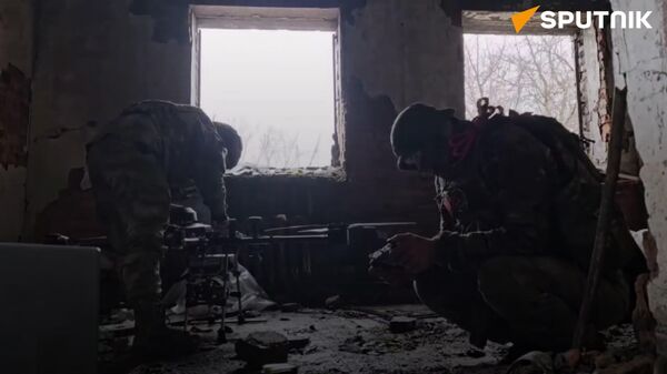 Người lính Nga sử dụng UAV sáu cánh (hexacopter) thu được để đánh lừa lính Ukraina - Sputnik Việt Nam