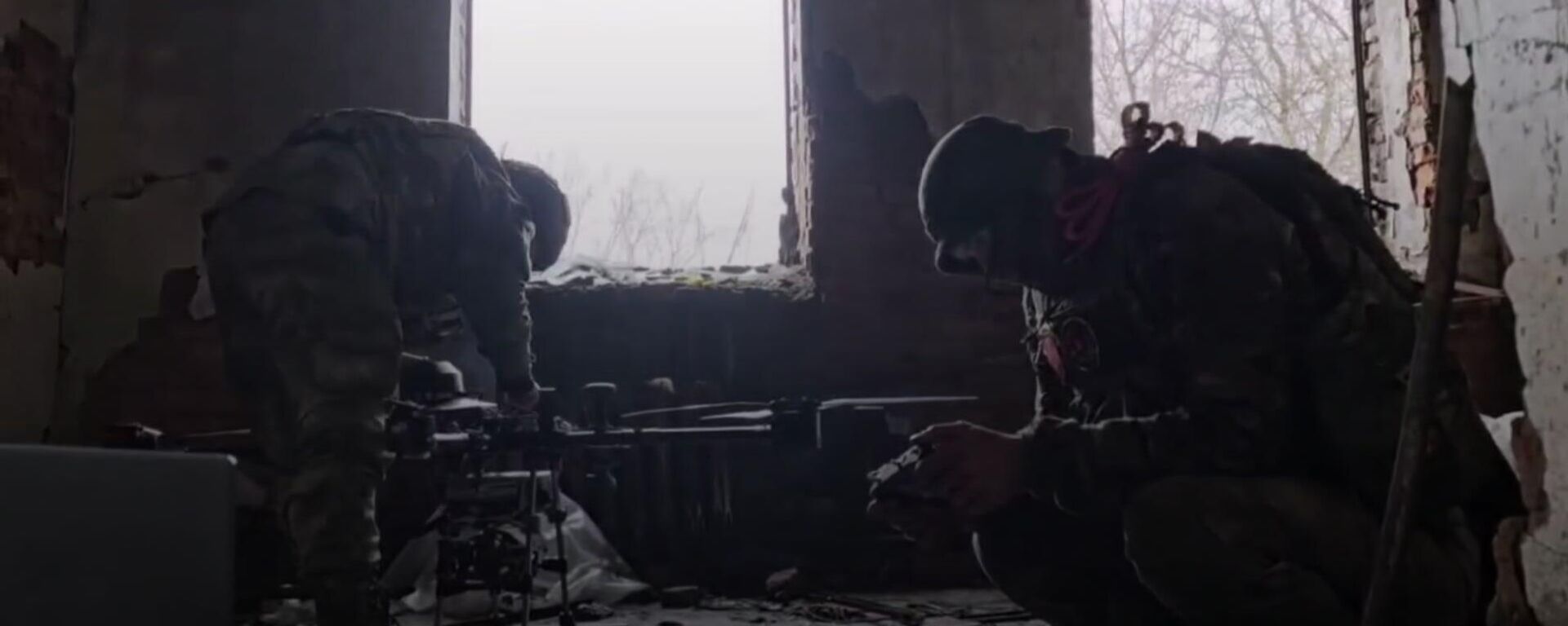 Người lính Nga sử dụng UAV sáu cánh (hexacopter) thu được để đánh lừa lính Ukraina - Sputnik Việt Nam, 1920, 24.04.2026