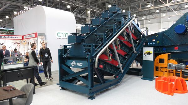 Máy sàng rung phân loại là một thiết bị thiết yếu tại các nhà máy khai thác và chế biến. Các máy móc như vậy được sản xuất bởi công ty LEMZ-OGMK (St. Petersburg và Lugansk, Nga) và một số nhà sản xuất khác - Sputnik Việt Nam