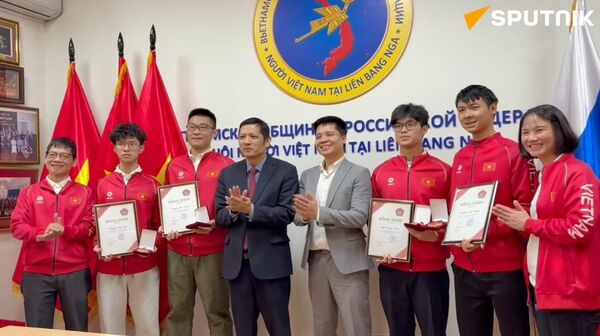 “Còn vượt qua cả kỳ vọng”: Học sinh Việt Nam ôm trọn huy chương tại Olympic Hóa học Quốc tế Mendeleev - Sputnik Việt Nam