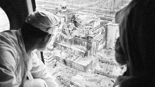 Дозиметристы осуществляют замер радиации после аварии на Чернобыльской АЭС - Sputnik Việt Nam