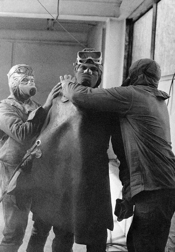 Khóm khắc phục hậu quả chuẩn bị lên mái lò phản ứng nhà máy điện hạt nhân Chernobyl sau thảm họa. - Sputnik Việt Nam