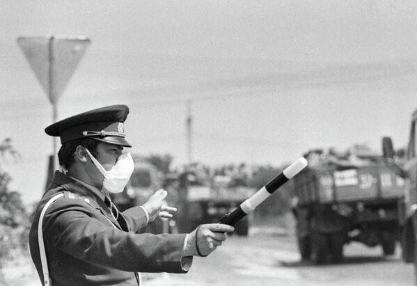 Nhân viên Cục Thanh tra Giao thông Nhà nước thuộc Bộ Nội vụ Liên Xô kiểm soát xe di chuyển từ các khu vực liền kề với nhà máy điện hạt nhân Chernobyl ở Cộng hòa Xã hội chủ nghĩa Xô viết Ukraina, nơi vụ nổ xảy ra tại Tổ máy số 4 Nhà máy điện hạt nhân Chernobyl vào ngày 26 tháng 4, năm 1986. - Sputnik Việt Nam
