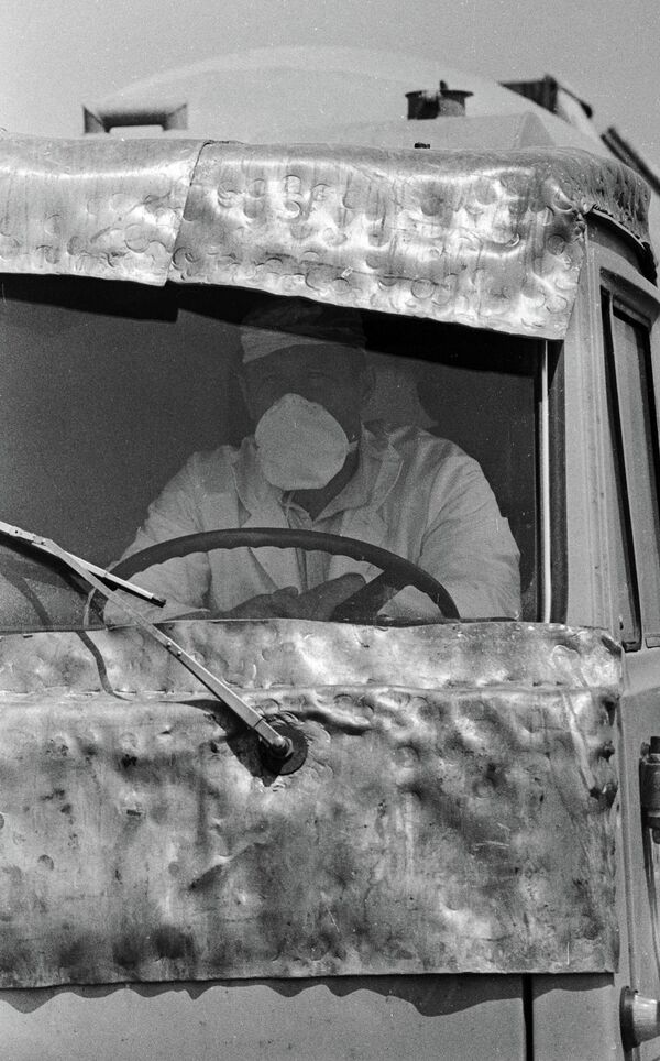 Xe có tấm chắn chì được sử dụng để loại bỏ hậu quả vụ tai nạn Chernobyl. - Sputnik Việt Nam