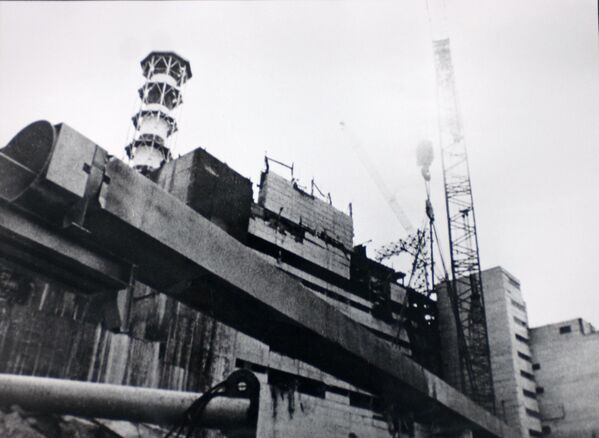 Chuẩn bị lắp đặt lớp vỏ bọc tại Nhà máy điện hạt nhân Chernobyl. - Sputnik Việt Nam