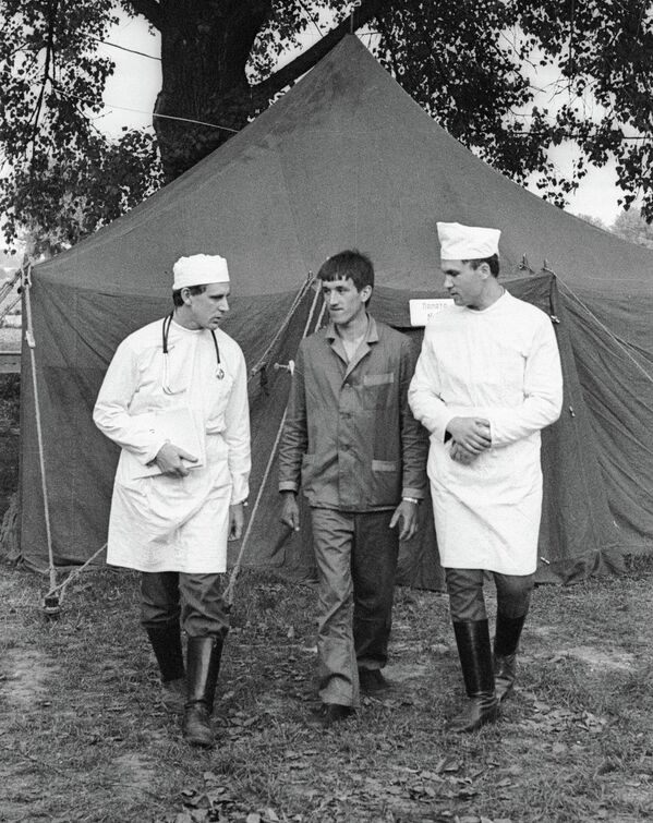 Nhân viên bệnh viện dã chiến khám cho Trung sĩ V. Zasekin sau tai nạn Chernobyl. - Sputnik Việt Nam