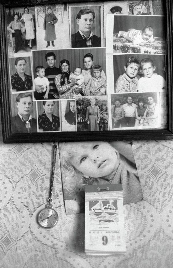 Ảnh gia đình cư dân làng Chudyany, những người còn lại trong ngôi nhà bị nhiễm phóng xạ do tai nạn nhà máy điện hạt nhân Chernobyl. - Sputnik Việt Nam