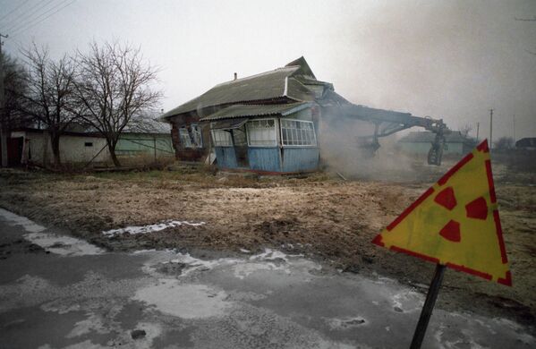 Ngôi nhà bị bỏ hoang sau tai nạn nhà máy điện hạt nhân Chernobyl. - Sputnik Việt Nam