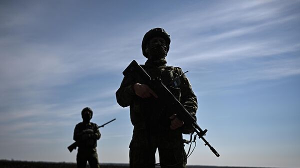 Công tác chiến đấu của lính pháo binh thuộc nhóm quân phương Tây trên khu vực Kupiansk của mặt trận - Sputnik Việt Nam