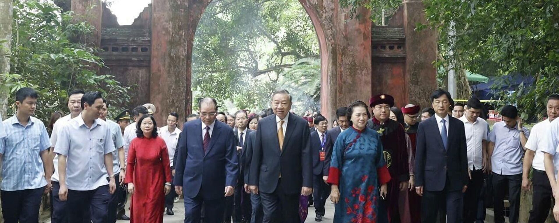 Tổng Bí thư, Chủ tịch nước Tô Lâm dâng hương tưởng niệm các vua Hùng - Sputnik Việt Nam, 1920, 26.04.2026