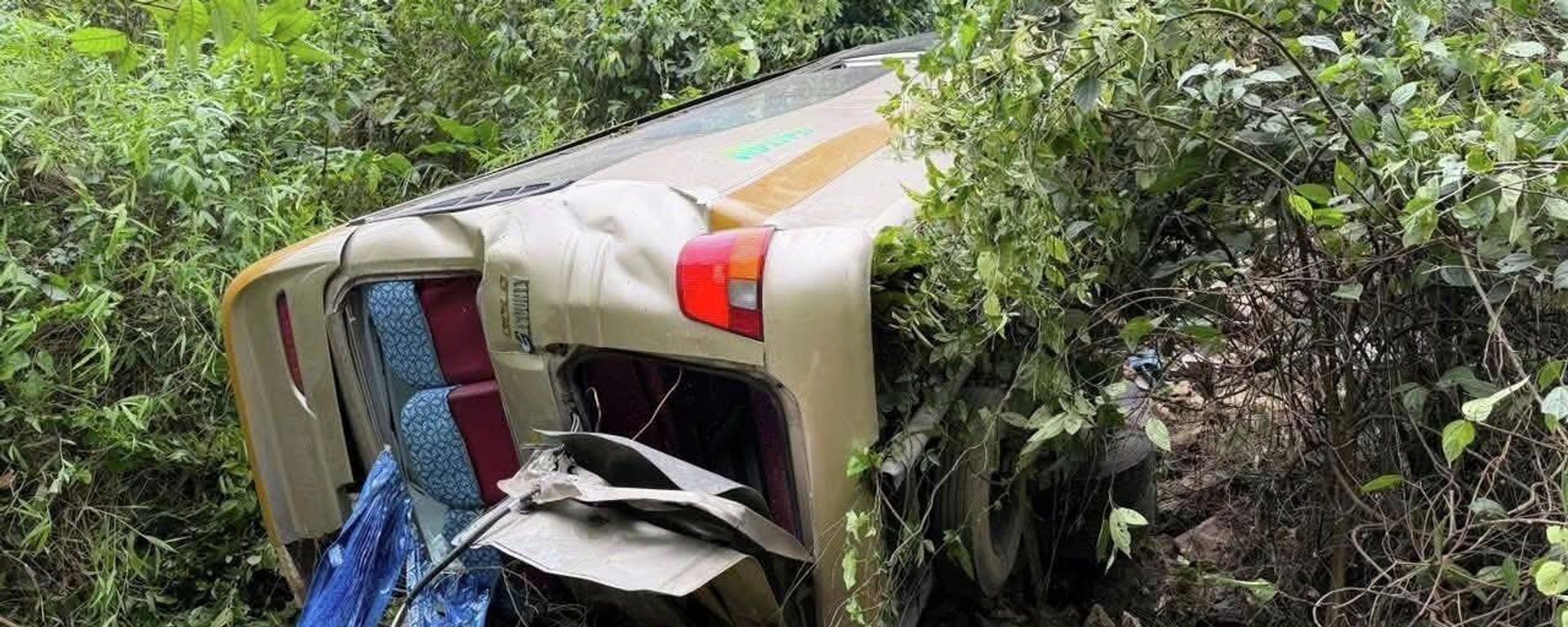 Xe khách lao xuống vực ở Sơn Lan khiến 2 người tử vong, nhiều người bị thương - Sputnik Việt Nam, 1920, 26.04.2026
