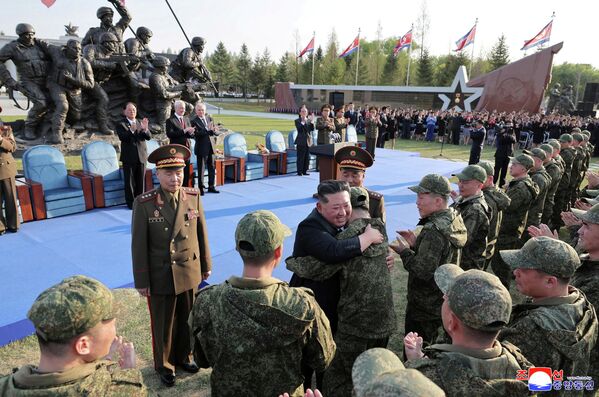 Nhà lãnh đạo Triều Tiên Kim Jong-un chào mừng các quân nhân trong lễ khánh thành Đài tưởng niệm. - Sputnik Việt Nam