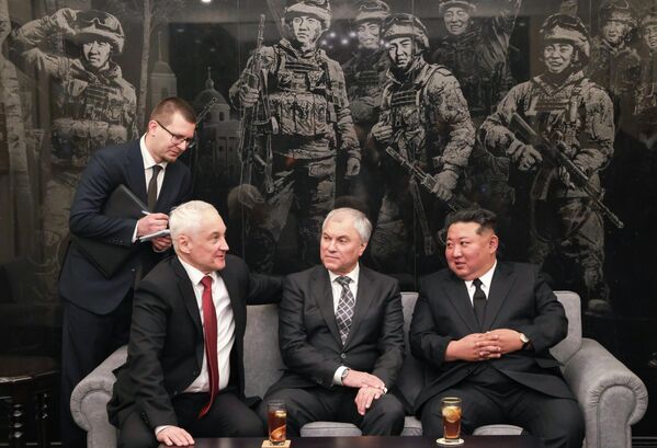 Bộ trưởng Quốc phòng Nga Andrei Belousov, Chủ tịch Duma Quốc gia Nga Vyacheslav Volodin và Tổng Bí thư Đảng Lao động Triều Tiên kiêm Chủ tịch Triều Tiên Kim Jong-un (từ trái sang phải, hàng trước) tại cuộc gặp ở Bình Nhưỡng. - Sputnik Việt Nam