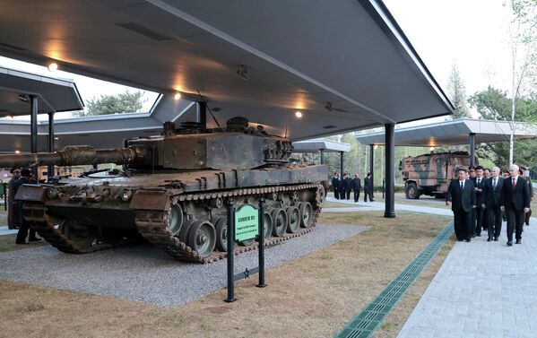 Nhà lãnh đạo Triều Tiên Kim Jong-un, Chủ tịch Duma Quốc gia Nga Vyacheslav Volodin và Bộ trưởng Quốc phòng Nga Andrei Belousov (từ trái sang phải, phía trước) tham quan tổ hợp Bảo tàng và Khu Tưởng niệm ở Bình Nhưỡng dành tôn vinh chiến công của các anh hùng trong chiến dịch quân sự ở nước ngoài. - Sputnik Việt Nam