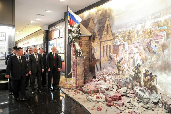 Các ông Kim Jong-un, Vyacheslav Volodin và Andrei Belousov tham quan tổ hợp Bảo tàng và Khu Tưởng niệm ở Bình Nhưỡng dành tôn vinh chiến công của các anh hùng trong chiến dịch quân sự ở nước ngoài. - Sputnik Việt Nam