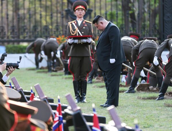 Nhà lãnh đạo Triều Tiên Kim Jong-un tại lễ khánh thành tổ hợp Bảo tàng và Khu Tưởng niệm ở Bình Nhưỡng dành riêng cho chiến công của các anh hùng trong chiến dịch quân sự ở nước ngoài. - Sputnik Việt Nam