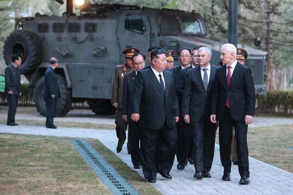 Các ông Kim Jong-un, Vyacheslav Volodin và Andrei Belousov tham quan tổ hợp Bảo tàng và Khu Tưởng niệm ở Bình Nhưỡng, dành tôn vinh chiến công của các anh hùng trong chiến dịch quân sự ở nước ngoài. - Sputnik Việt Nam