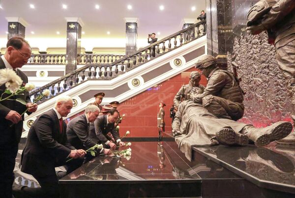 Bộ trưởng Quốc phòng Triều Tiên, Đại tướng No Gwang-chol, Bộ trưởng Quốc phòng Nga Andrei Belousov và Chủ tịch Duma Quốc gia Liên bang Nga Vyacheslav Volodin tại lễ khai trương tổ hợp Bảo tàng và Khu Tưởng niệm ở Bình Nhưỡng, dành tôn vinh chiến công của các anh hùng trong chiến dịch quân sự ở nước ngoài. - Sputnik Việt Nam