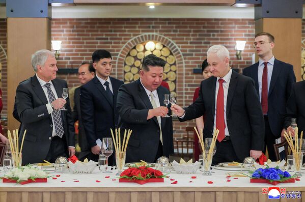Nhà lãnh đạo Triều Tiên Kim Jong-un, Bộ trưởng Quốc phòng Nga Andrei Belousov và Chủ tịch Duma Quốc gia Nga Vyacheslav Volodin nâng ly chúc mừng trong buổi tiệc chiêu đãi nhân dịp phái đoàn Nga đến thăm CHDC Triều Tiên để dự lễ khai trương tổ hợp tưởng niệm dành tôn vinh chiến công của các anh hùng trong chiến dịch quân sự ở nước ngoài. - Sputnik Việt Nam