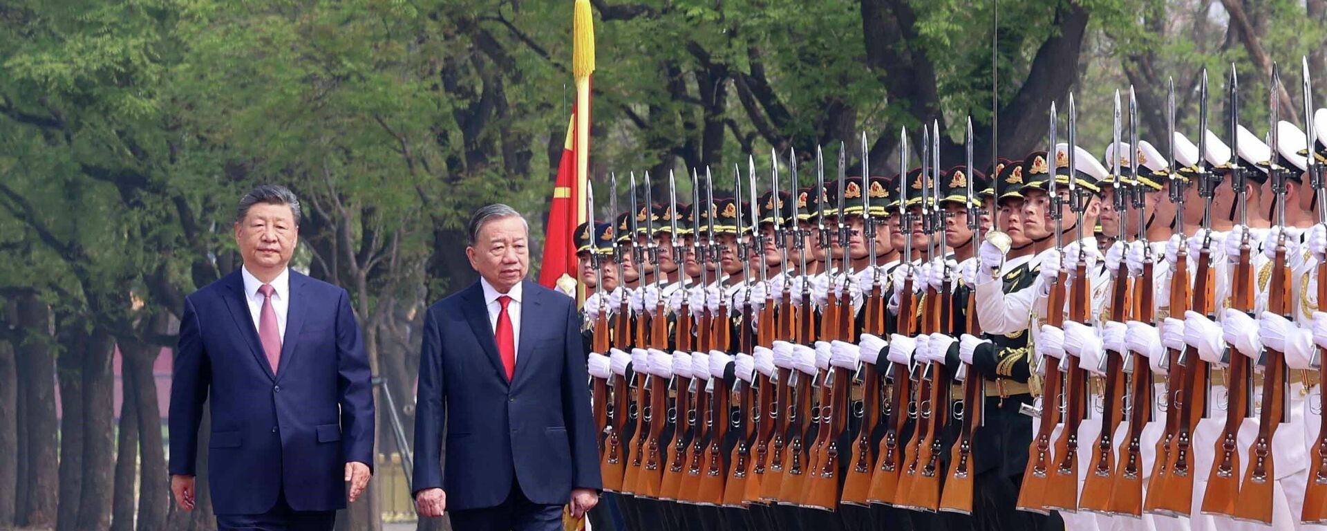 Tổng Bí thư, Chủ tịch nước Tô Lâm và Tổng Bí thư, Chủ tịch nước Trung Quốc Tập Cận Bình duyệt Đội danh dự Quân giải phóng Nhân dân Trung Quốc - Sputnik Việt Nam, 1920, 27.04.2026