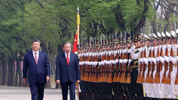 Tổng Bí thư, Chủ tịch nước Tô Lâm và Tổng Bí thư, Chủ tịch nước Trung Quốc Tập Cận Bình duyệt Đội danh dự Quân giải phóng Nhân dân Trung Quốc - Sputnik Việt Nam