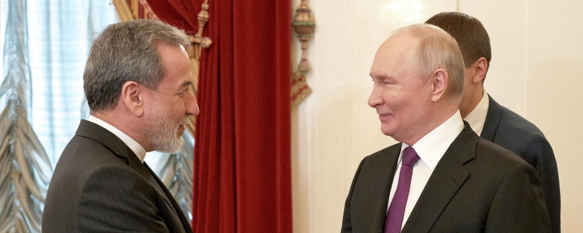 Tổng thống Nga Vladimir Putin và Đại diện đặc biệt của Tổng thống Iran, Ngoại trưởng Iran Abbas Araghchi trong cuộc gặp ở St. Petersburg - Sputnik Việt Nam, 1920, 27.04.2026