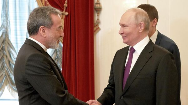 Tổng thống Nga Vladimir Putin và Đại diện đặc biệt của Tổng thống Iran, Ngoại trưởng Iran Abbas Araghchi trong cuộc gặp ở St. Petersburg - Sputnik Việt Nam