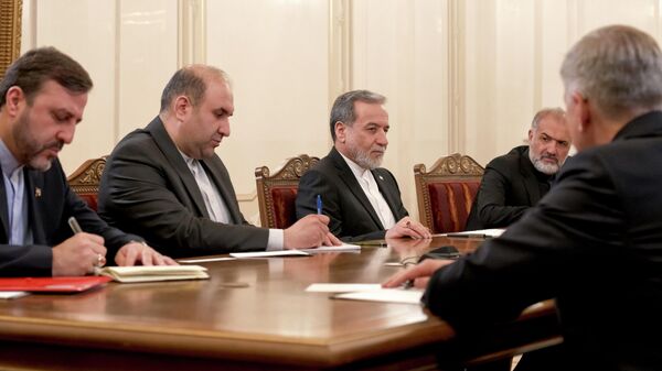 Tổng thống Nga Vladimir Putin và Đại diện đặc biệt của Tổng thống Iran, Ngoại trưởng Iran Abbas Araghchi trong cuộc gặp ở St. Petersburg - Sputnik Việt Nam