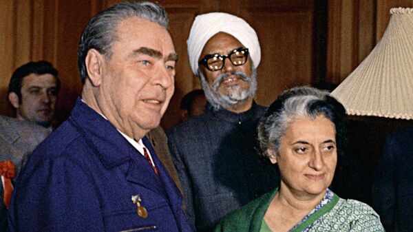 Tổng Bí thư Đảng Cộng sản Liên Xô Leonid Brezhnev và Thủ tướng Ấn Độ Indira Gandhi trước khi bắt đầu cuộc đàm phán. - Sputnik Việt Nam