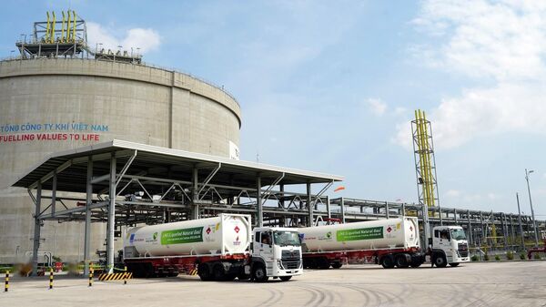 Các xe bồn LNG được nạp khí tại trạm xuất xe bồn thuộc kho LNG của PV GAS, chuẩn bị vận chuyển cung cấp năng lượng cho các khách hàng công nghiệp. Ảnh: TTXVN phát - Sputnik Việt Nam