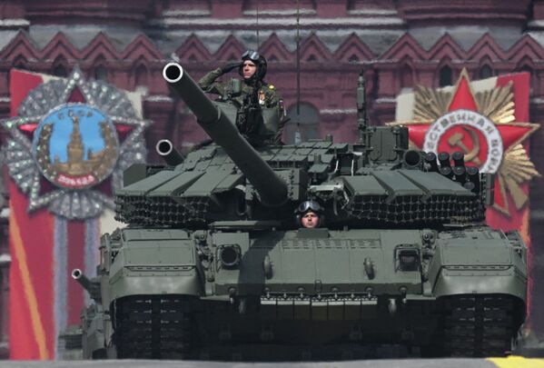 Xe tăng T-72B3 trên Quảng trường Đỏ ở Moskva trong cuộc duyệt binh kỷ niệm 80 năm Chiến thắng trong Chiến tranh Vệ quốc vĩ đại. - Sputnik Việt Nam