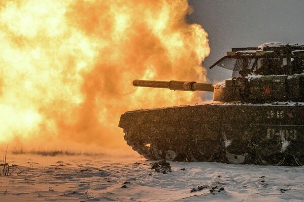 Xe tăng T-72 của Lực lượng vũ trang Nga khai hỏa trong cuộc huấn luyện chiến đấu của Quân đoàn Tình nguyện tại Cộng hòa Nhân dân Luhansk. - Sputnik Việt Nam