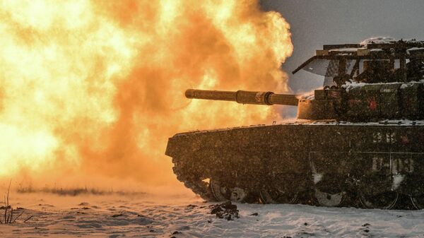 Xe tăng T-72 của Lực lượng vũ trang Nga khai hỏa trong cuộc huấn luyện chiến đấu của Quân đoàn Tình nguyện tại Cộng hòa Nhân dân Luhansk. - Sputnik Việt Nam