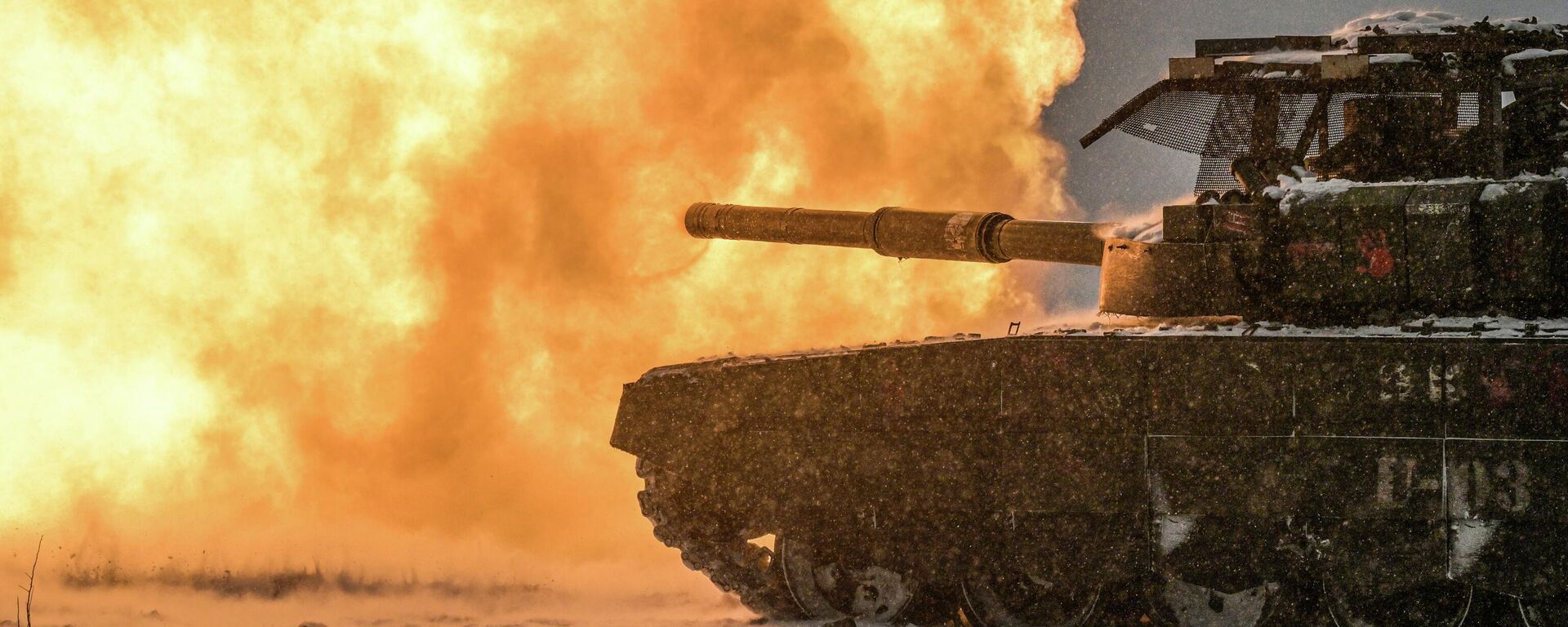 Xe tăng T-72 của Lực lượng vũ trang Nga khai hỏa trong cuộc huấn luyện chiến đấu của Quân đoàn Tình nguyện tại Cộng hòa Nhân dân Luhansk. - Sputnik Việt Nam, 1920, 02.05.2026