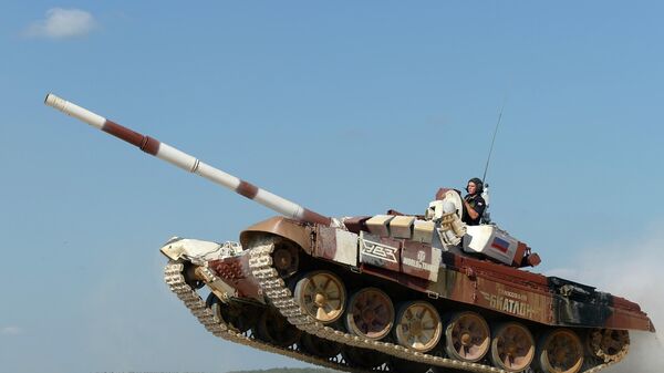Một kíp lái Nga trên xe tăng T-72B trong cuộc đua truy đuổi tại Giải vô địch thế giới Biathlon xe tăng năm 2014. - Sputnik Việt Nam