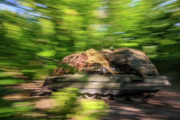 Xe tăng T-72 tại địa điểm triển khai của nhóm quân Trung tâm theo hướng Pokrovsky trong chiến dịch quân sự đặc biệt. - Sputnik Việt Nam