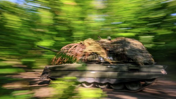 Xe tăng T-72 tại địa điểm triển khai của nhóm quân Trung tâm theo hướng Pokrovsky trong chiến dịch quân sự đặc biệt. - Sputnik Việt Nam