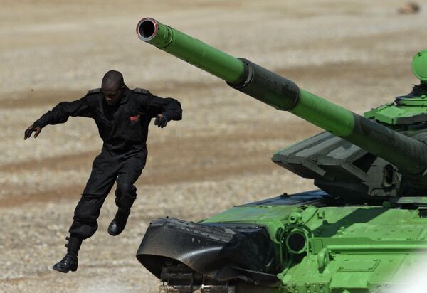 Binh sĩ Angola đứng cạnh xe tăng T-72B3. - Sputnik Việt Nam