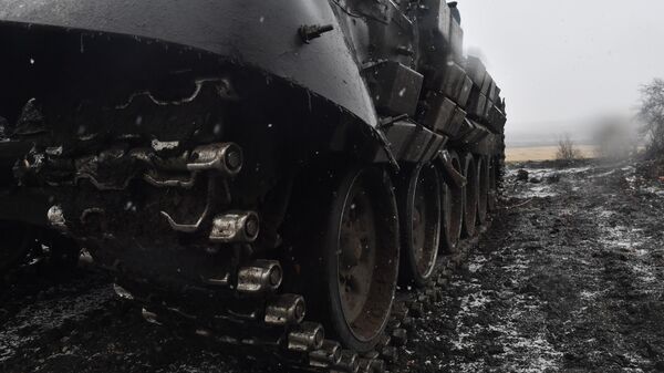 Xe tăng T-72B đang hoạt động tại khu vực phía nam trong chiến dịch quân sự đặc biệt. - Sputnik Việt Nam