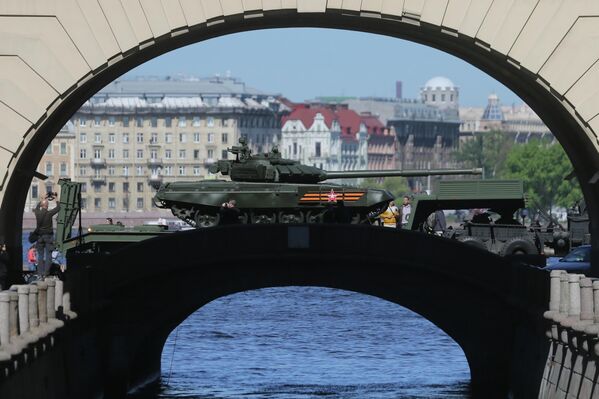 Xe tăng T-72B3 trong buổi diễn tập duyệt binh kỷ niệm 71 năm Ngày Chiến thắng trong Chiến tranh Vệ quốc vĩ đại tại St. Petersburg. - Sputnik Việt Nam